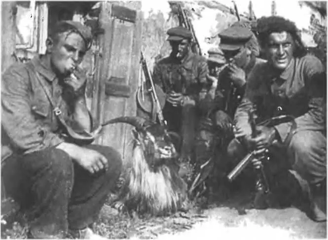 Группа партизан в Минске после освобождения города июль 1944 г Партизаны - фото 25