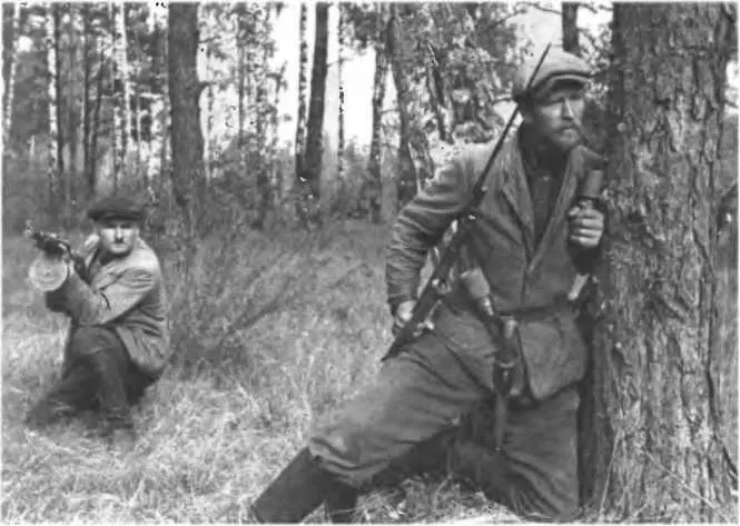 Одна из многих пропагандистских фотографий времен войны партизаны якобы - фото 27