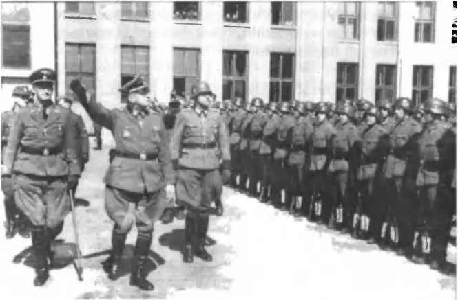 Смотр полиции безопасности у Дома правительства в Минске 1943 г Армейские - фото 90