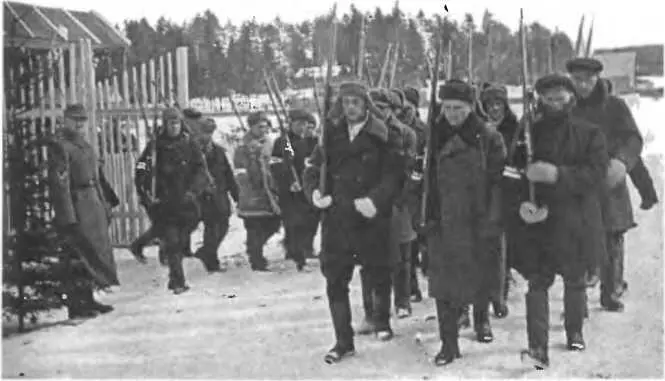 Отряд самообороны выходит на патрулирование окрестностей деревни 1944 г - фото 97