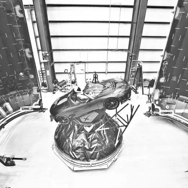 По задумке Илона Маска Falcon Heavy отправил в космос его любимый спорткар - фото 18