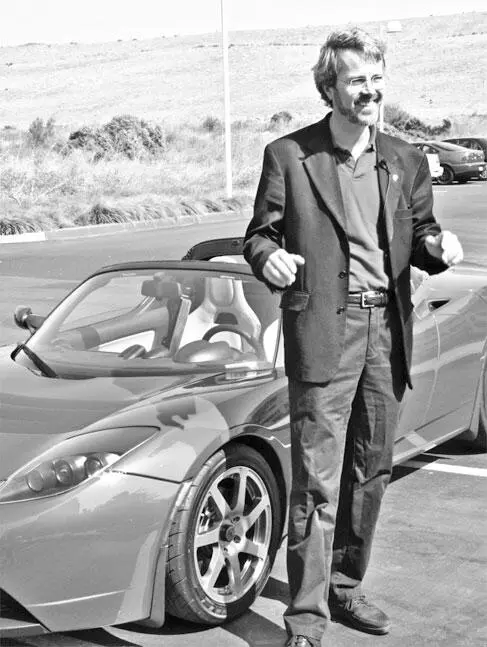 Мартин Эберхард один из основателей Tesla Motors рядом со своим детищем - фото 22