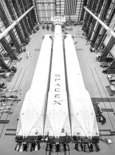 Подготовка Falcon Heavy к дебютному запуску Ракета высотой 70 метров весит - фото 28