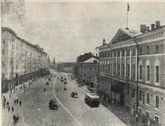 Это Московский совет Сюда дяди приходят чуть свет Сидит дядя в - фото 63