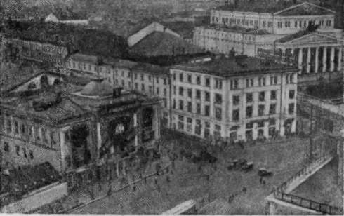 Таким был он совсем недавно В центре тоже была грязь И были богатые экипажи - фото 65