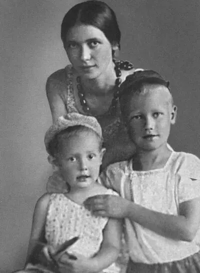 Жена Екатерина Васильевна с детьми Наташей и Никитой во время ссылки Уржум - фото 51