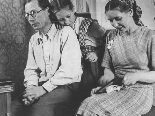 Поэт с женой и дочерью Наташей Переделкино 1946 г Николай Заболоцкий - фото 63