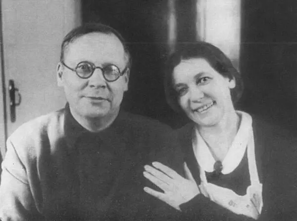 Николай и Екатерина Заболоцкие Москва 1955 г Николай Заболоцкий с дочерью - фото 69