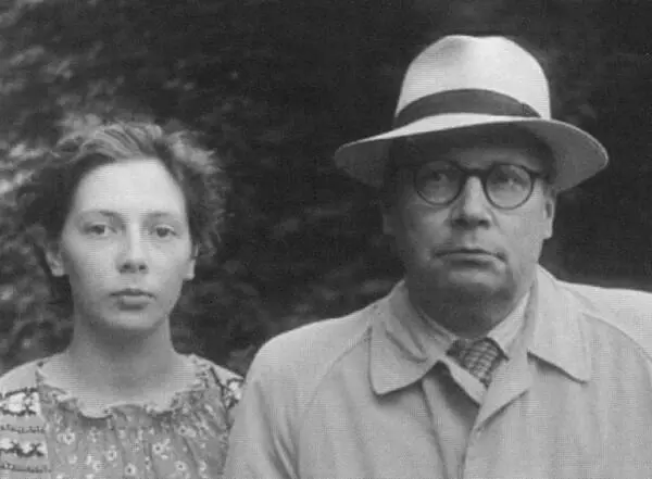 Николай Заболоцкий с дочерью Наташей Переделкино 1956 г Николай Заболоцкий - фото 70