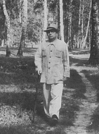 На прогулке в берёзовой роще Таруса 1957 г Единственный памятник поэту - фото 76