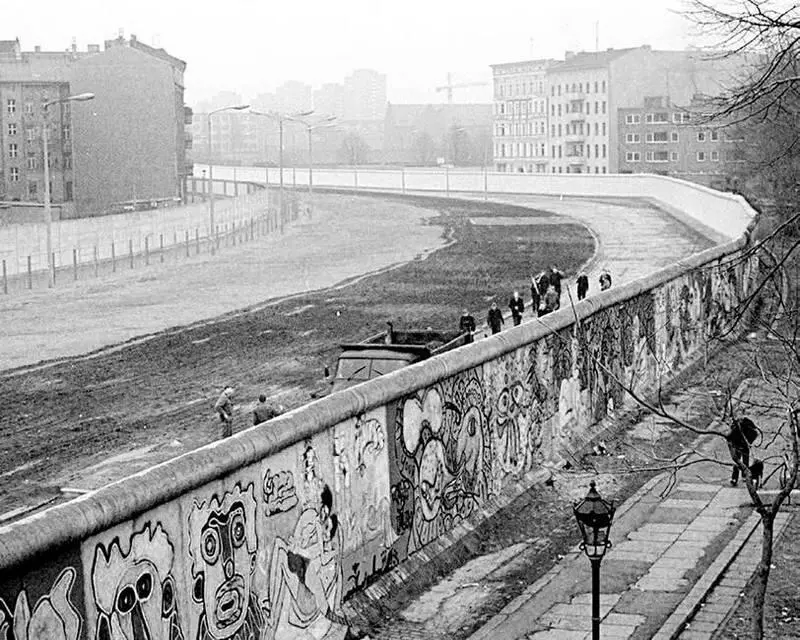 Мертвая полоса Стены вид с Западного Берлина 1986 г Автор граффити на - фото 51