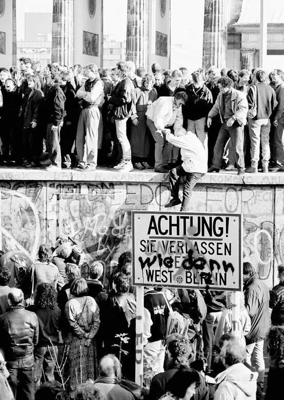 Поместятся все Бранденбургские ворота 9 ноября 1989 года Текст Внимание Вы - фото 54