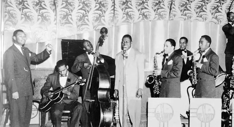 Птенец взлетает Чарли Паркер справа играет в группе Jay McShann Band На - фото 65