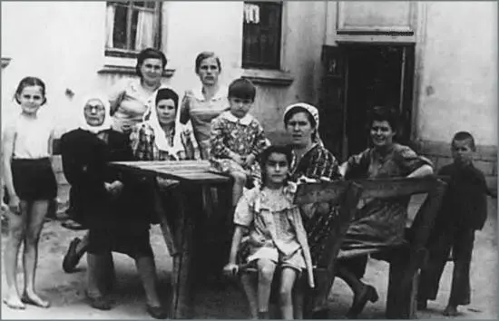 Мое босоногое детство Наш двор Я слева Студийцы ТЮЗа АлмаАта 1957 г - фото 4