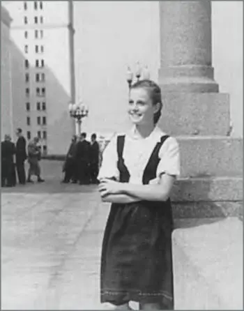 Абитуриентка у МГУ 1958 г Дома с Игорем 1962 г Мама 198 г - фото 8