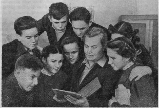 Александра Герасимовна Карамушкнна со своими учениками Собрание было бурным - фото 18