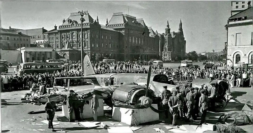 Германский бомбардировщик Ju 88 сбитый в июле 1941 г и выставленный на - фото 19
