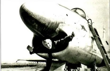 Изза размещения в носовой части фюзеляжа бортовой РЛС истребитель F86D - фото 58