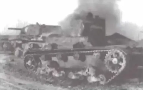Легкий танк Т26 обр 1933 г и экранированный танк КВ1 подбитые на - фото 203