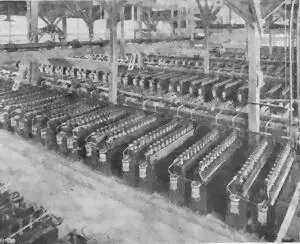 Рис 21 Внутренний вид здания с батареями Каждая электролитическая батарея - фото 22