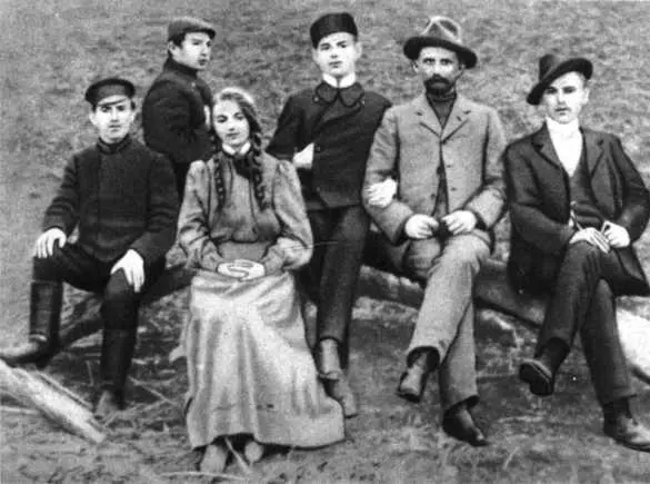 В ссылке Мезень 1908 год С детьми Брюссель 1909 год За письменным - фото 6