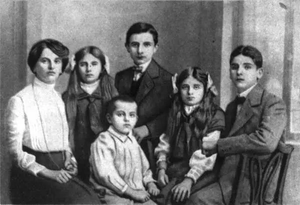 С детьми Брюссель 1909 год За письменным столом Москва 1903 год На - фото 7