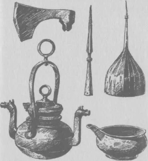 Рис 12 Вещи из кладов топор наконечник копья шлем рукомойник ендова Об - фото 16