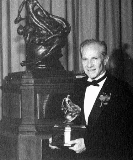 Бен Рич в 1989 году получает Collier Trophy высшую авиационную награду за - фото 30