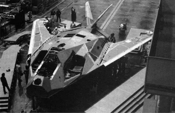 Первый серийный малозаметный истребитель на сборочном заводе Skunk Works в 1980 - фото 4