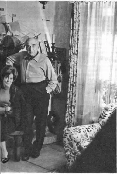 Л Орлова и Г Александров в каминной на даче Александров писал Минц - фото 115