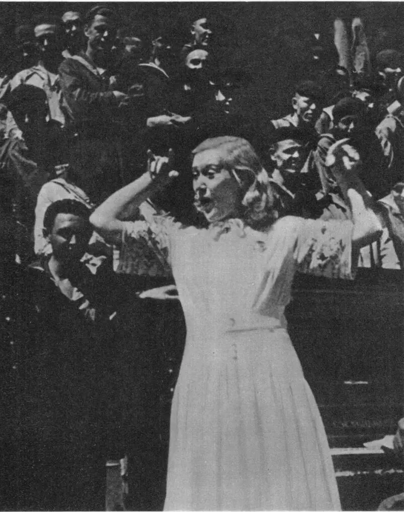 Выступление Л Орловой на линкоре Севастополь Поти июнь 1943 Осенью 1941 - фото 60