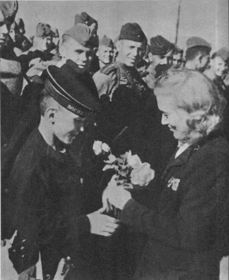 Л Орлова с воинами отправляющимися на фронт Баку 1942 В эти дни Родина - фото 61