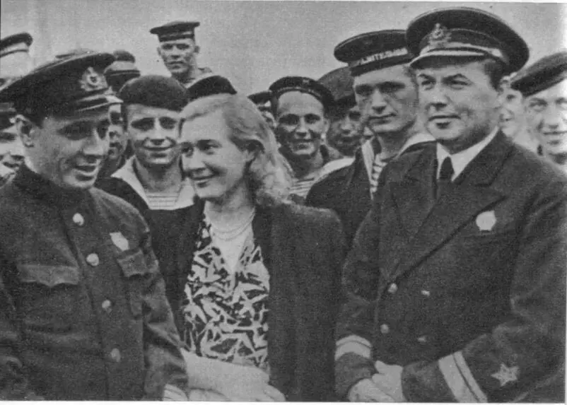 Л Орлова на крейсере Молотов Поти 9 июня 1942 г Среди множества таких - фото 62