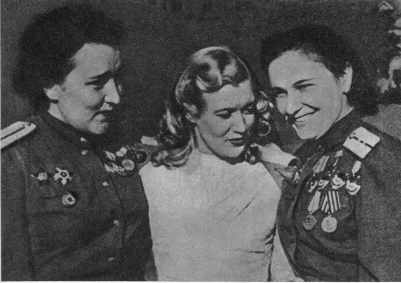 Весна Победы И так всю войну актриса неутомимо несла свое жизнеутверждающее - фото 66