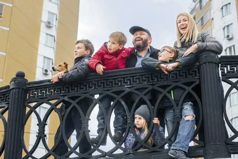 НА ФОТОГРАФИИ СЛЕВА НАПРАВО Вася и Алёша папа Юрий Григорий мама Мария - фото 3