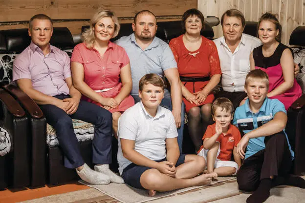 НА ФОТОГРАФИИ СЛЕВА НАПРАВО ВЕРХНИЙ РЯД сын Артур дочь Роза с мужем - фото 61