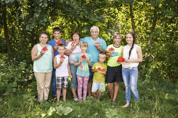НА ФОТОГРАФИИ СЛЕВА НАПРАВО ПЕРВЫЙ РЯД сын Денис дочь Кристина внук Ваня - фото 101