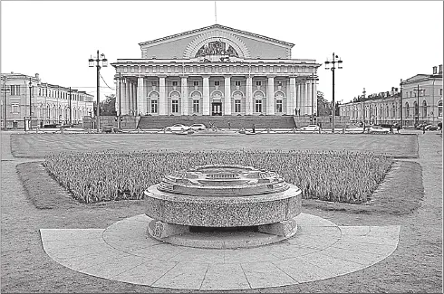 Здание Биржи Над колоннадой возвышается центральный объём строения главный - фото 36