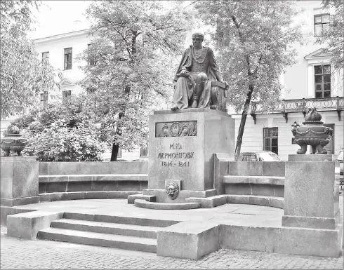 Памятник МЮ Лермонтову После расформирования школы закрылся и Лермонтовский - фото 220