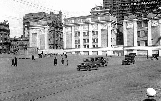 Вид с Манежной площади в сторону гостиниц Москва и Лоскутная 19341935 - фото 59