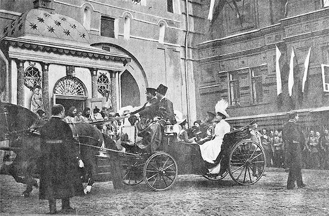 Император Николай II с императрицей и цесаревичем Алексеем у Иверской часовни - фото 78