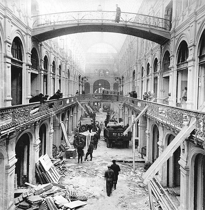 Реконструкция ГУМа Москва 1953 Фото из архива ГУМа Первая в России книга - фото 102