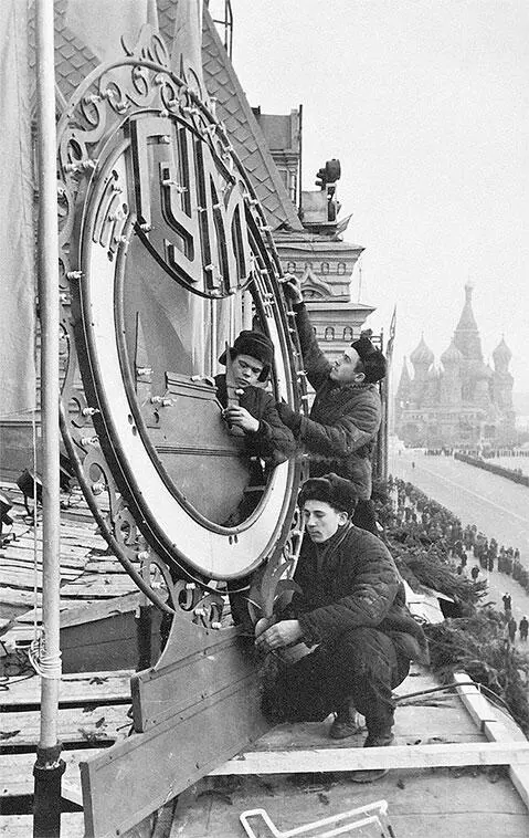 Реконструкция ГУМа Монтаж эмблемы на крыше 1953 Фото из архива ГУМа Военный - фото 103