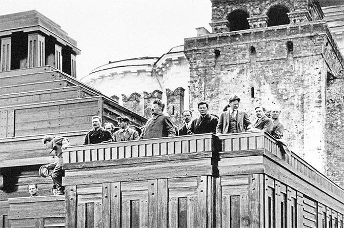 Троцкий и другие руководящие товарищи на трибуне мавзолея 1924 Случайно ли - фото 112