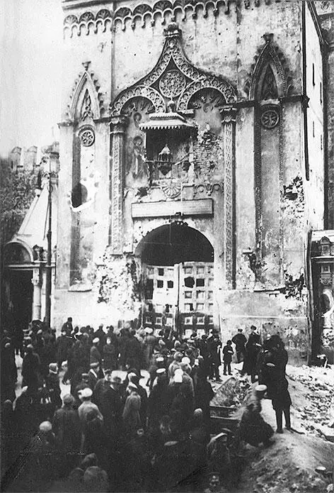 Никольские ворота после обстрела Октябрь 1917 года В 1918 году готовясь к - фото 123