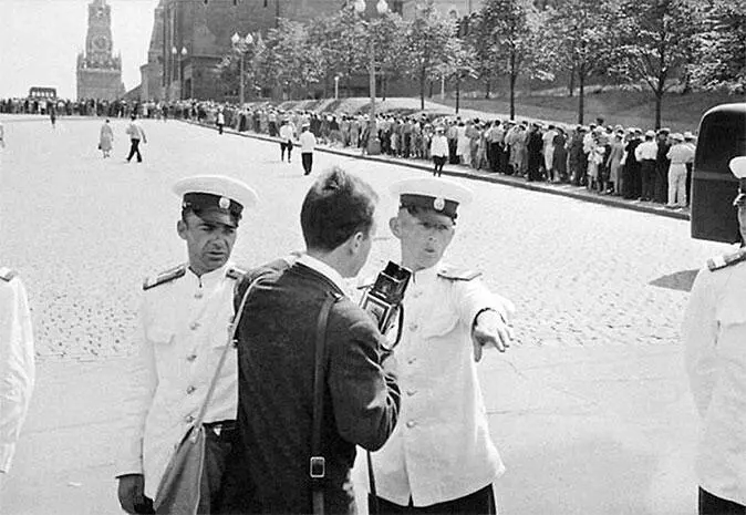 Очередь в мавзолей Фото Л Джанадды 1957 В 1967 году некто Крысанов из - фото 124