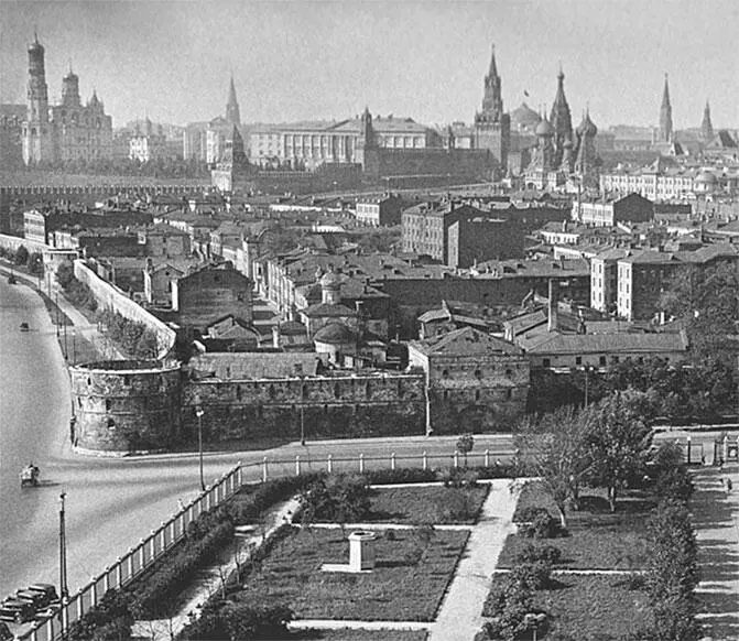 Наугольная башня и Китайгородская стена вид в сторону Зарядья Фото 19371947 - фото 178