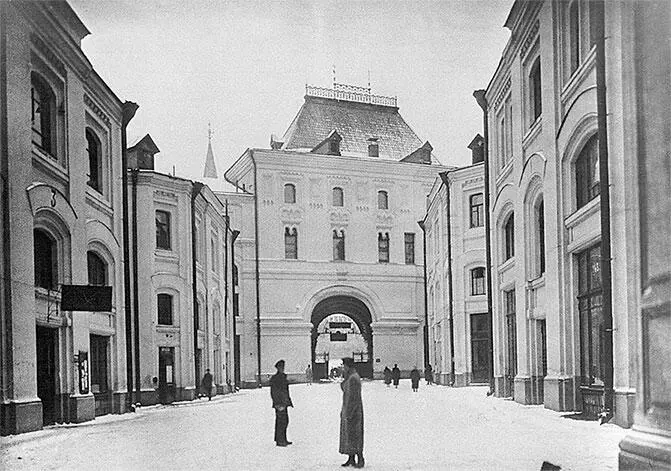Средние торговые ряды в советское время 2й дом Реввоенсовета Фото из фонда - фото 223
