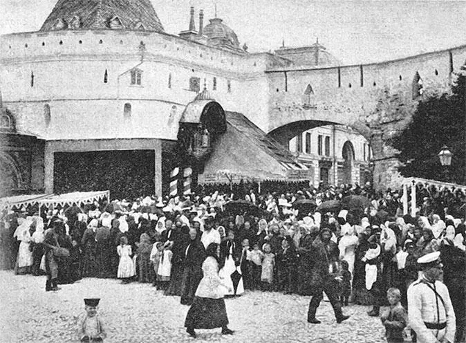 Богомольцы у Варварских ворот Фото 1901 года Каждый пришедший приложиться к - фото 245