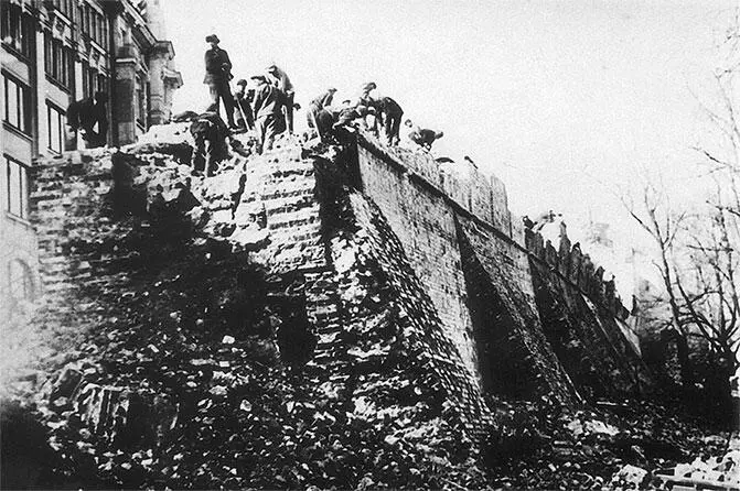 Разборка Китайгородской стены вдоль Старой площади Фото 1934 года из собрания - фото 247